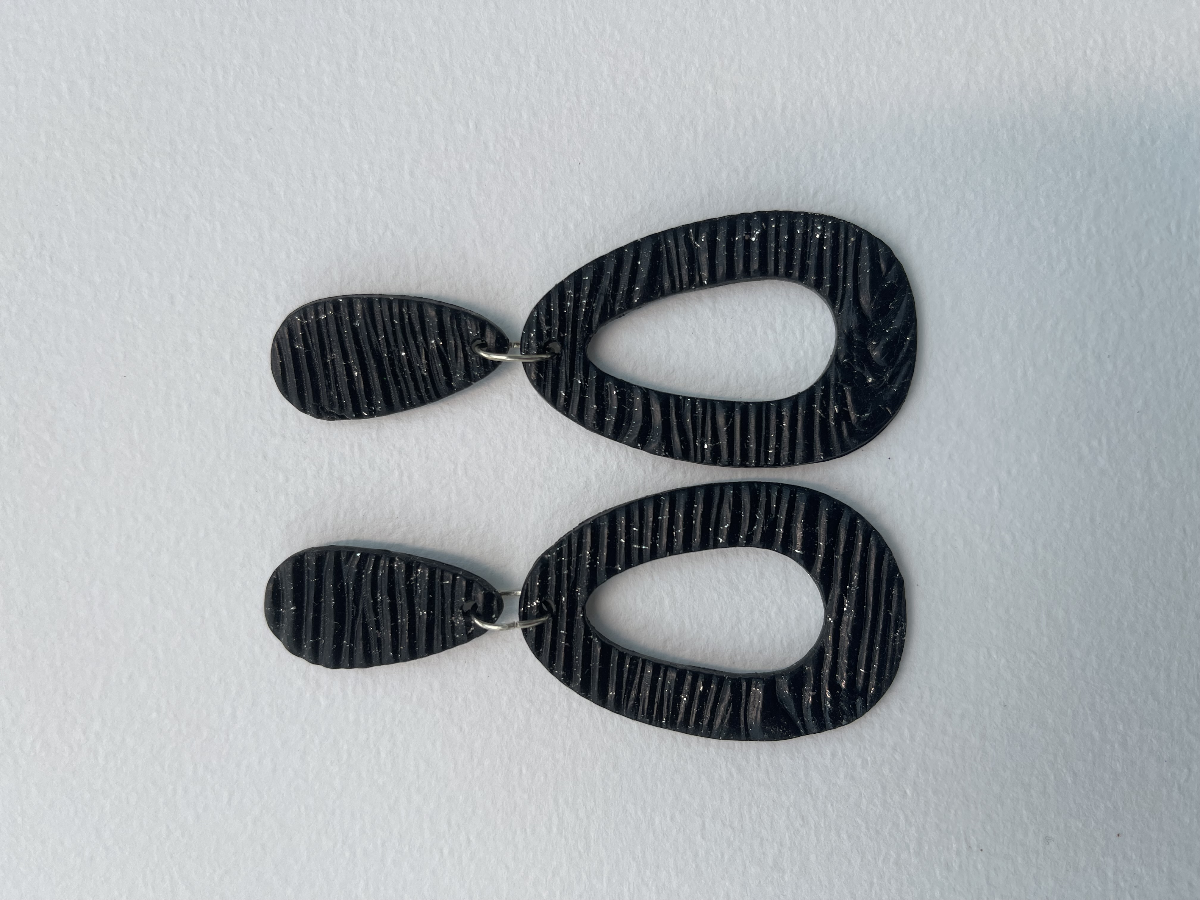 Black textured drop stud earrings (L)