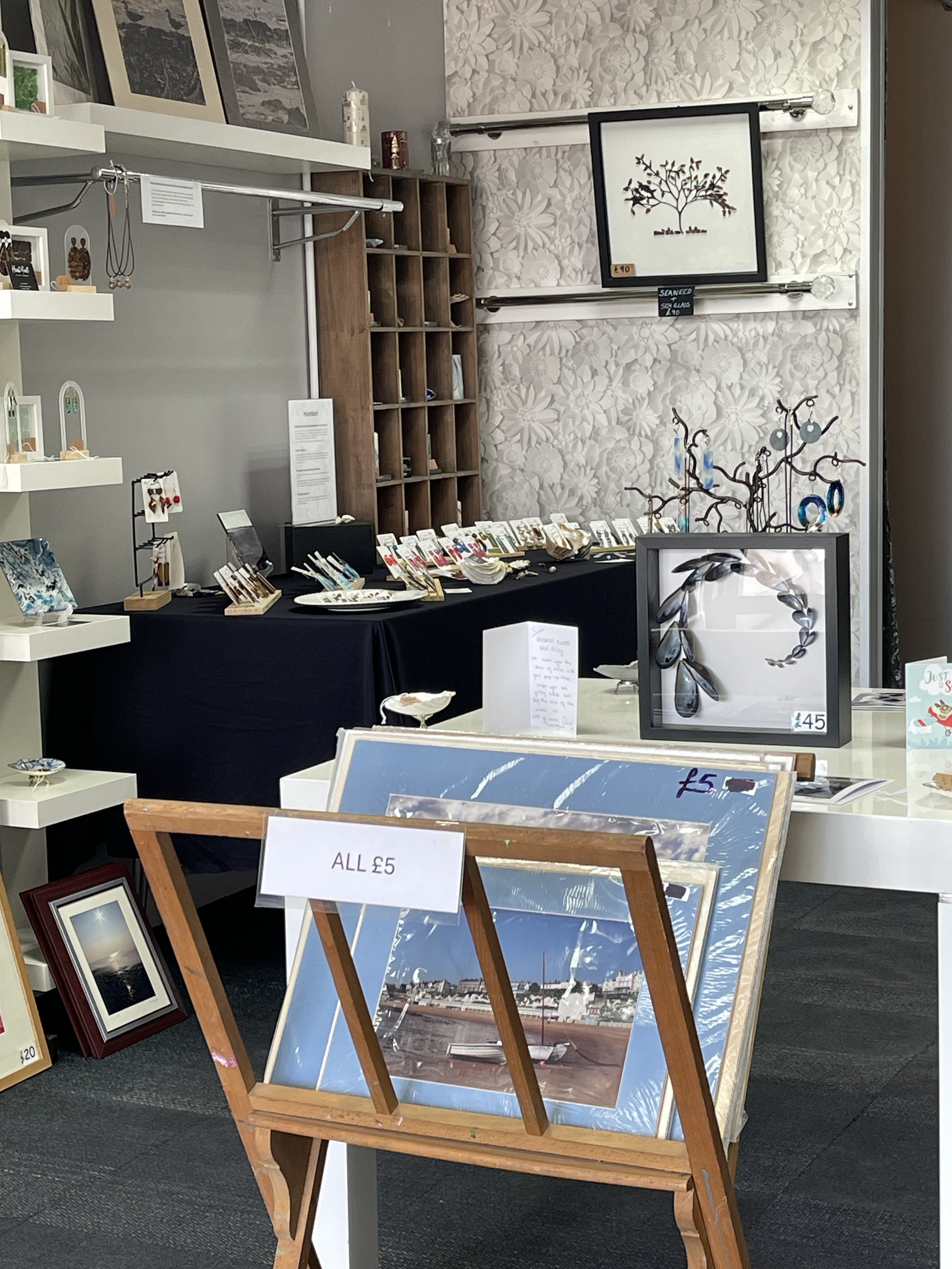 Sale of mounted photographs .
